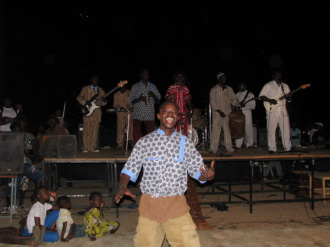 02 Danseur Devant Le Groupe De L Empereur Bissongo   Chanson Moderne